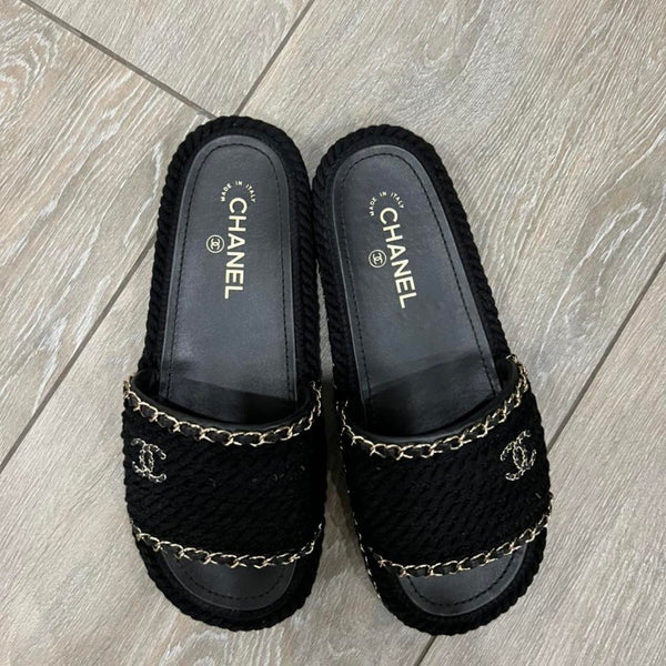 Chanel
Tweed sandal