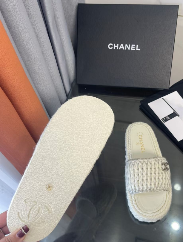 Chanel
Tweed sandal